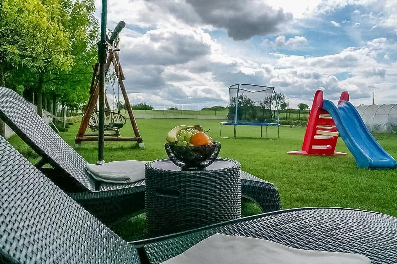 Ostrowsko Bialy Jelen Z Basenem I Jacuzzi Bed & Breakfast エクステリア 写真